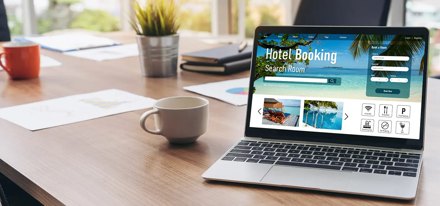 Ein Laptop auf einem Tisch auf dem ein Buchungsportal für Hotels zu sehen ist